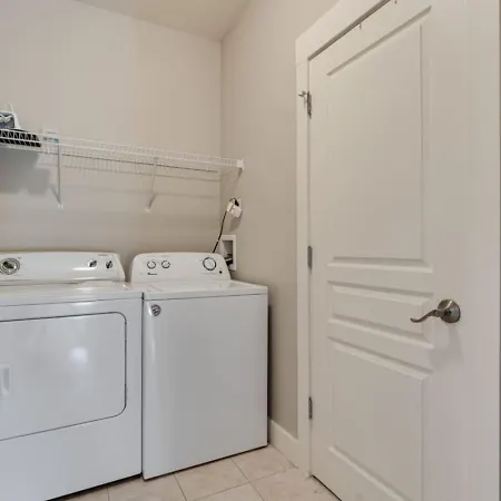 Lipstick & Boots - Luxury 3-level With Private Garage Near Music Row *