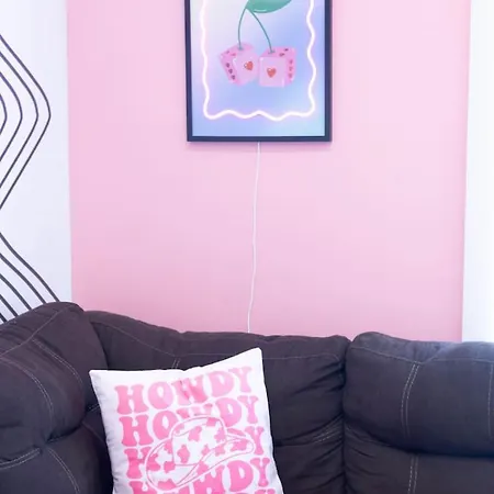 Lipstick & Boots - Luxury 3-level With Private Garage Near Music Row Apartment
