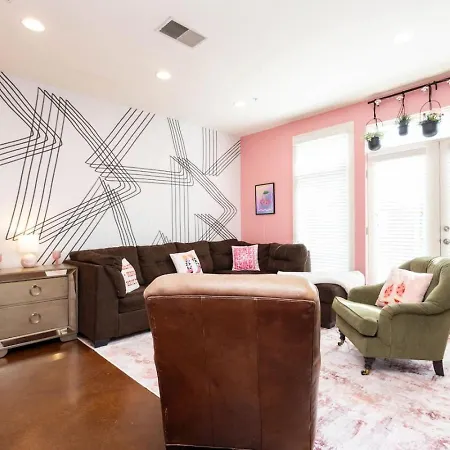 Lipstick & Boots - Luxury 3-level With Private Garage Near Music Row Apartment *