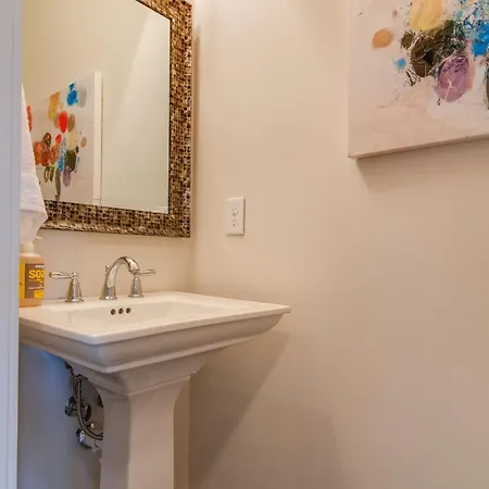 Modern 3 King Belmont Retreat With 2 Living Walk To Belmont & Vanderbilt Near Music Row The Gulch & 12th South 2 Miles To Broadway Large Dining Table Smart Tvs Parking 24 Hr Hospitality *