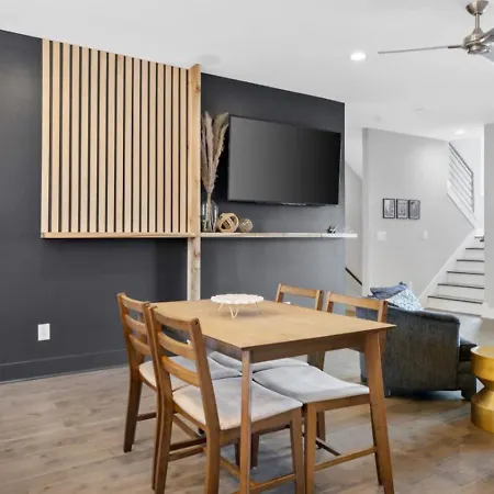 Rhythm & View - Large 4-bedroom Townhome With Private Garage & Dual Balconies Apartment