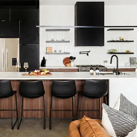 Nash Chic Near Dt Rooftop Luxe Comfort Holiday home *