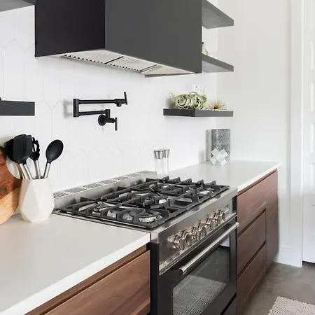 Nash Chic Near Dt Rooftop Luxe Comfort Holiday home *