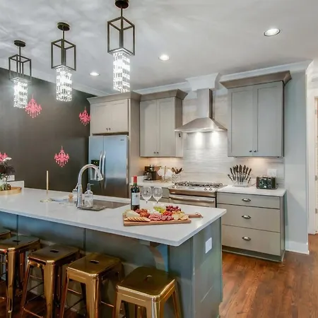 Close To The Gulch - Book Today * Nashville