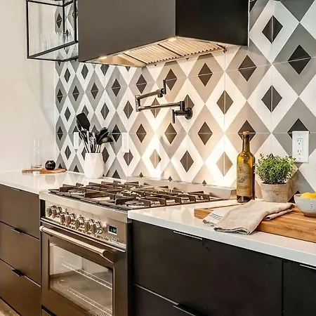 Close To The Gulch - Book Today