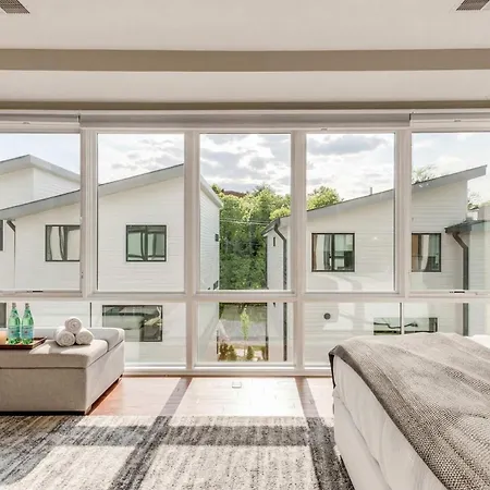 Downtown Luxury - 10 Beds & Free Parking Holiday home *