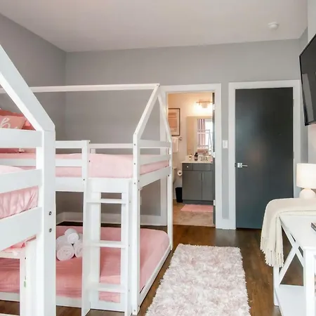 King & Queen 2 Homes - 24 Beds Views Holiday home Nashville