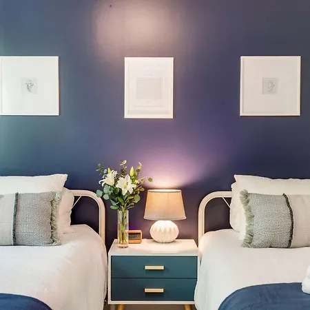 Downtown Luxury - 10 Beds & Free Parking Holiday home