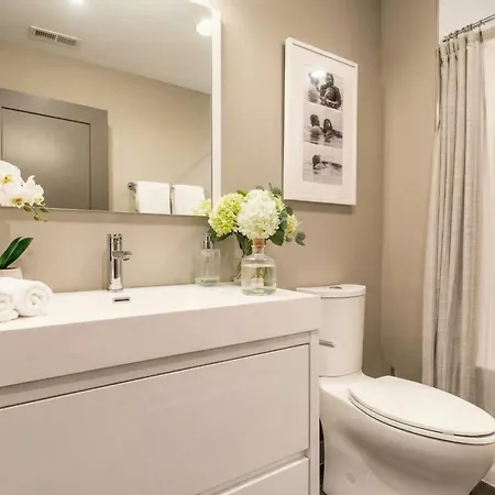 Downtown Luxury - 10 Beds & Free Parking Holiday home *
