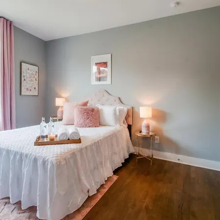 King & Queen 2 Homes - 24 Beds Views Holiday home Nashville