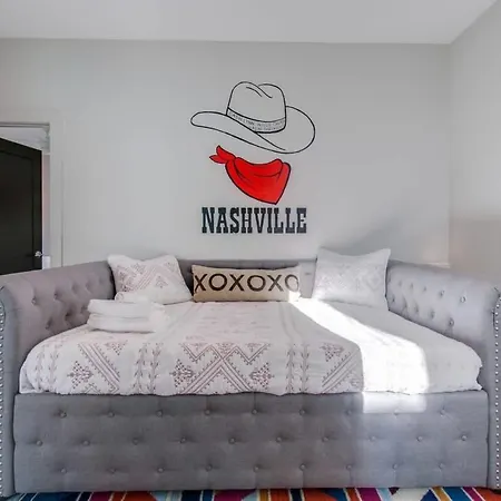 East Nash Lux - 13 Beds & Views *
