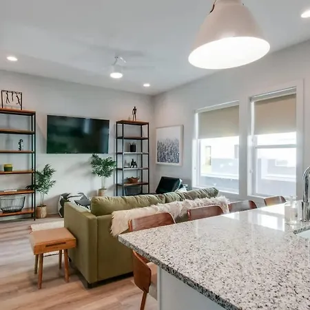 East Nash Lux - 13 Beds & Views *