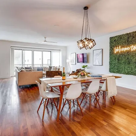 Downtown Luxury - 10 Beds & Free Parking Holiday home