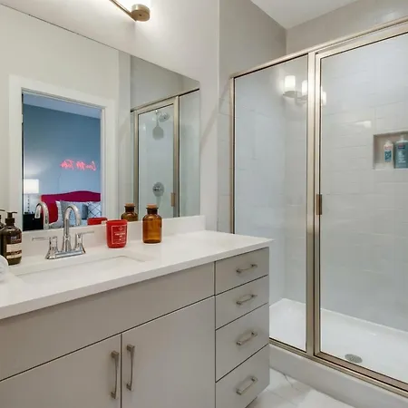 King & Queen 2 Homes - 24 Beds Views