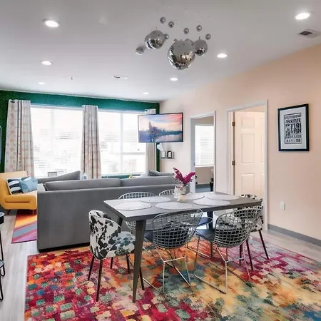 New 4 Bedroom Near Dt Walk To Restaurants *