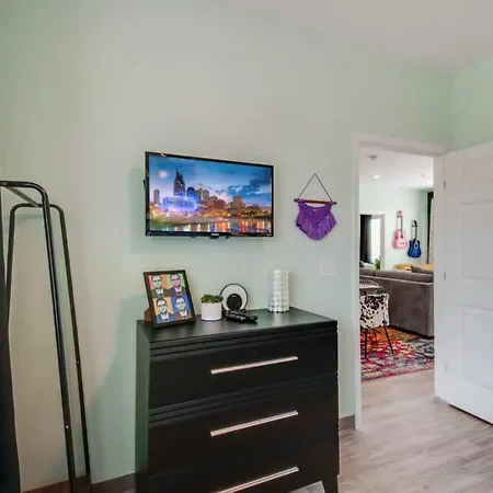 Apartment New 4 Bedroom Near Dt Walk To Restaurants
