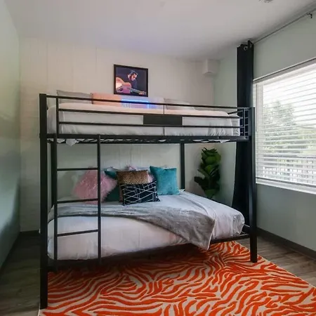 New 4 Bedroom Near Dt Walk To Restaurants