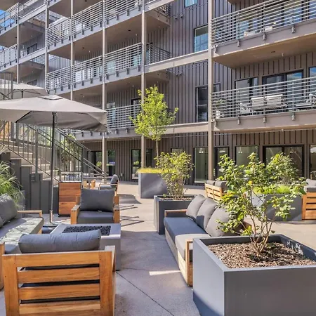The Stage In Downtown W Pool/gym | Walk To Broadway