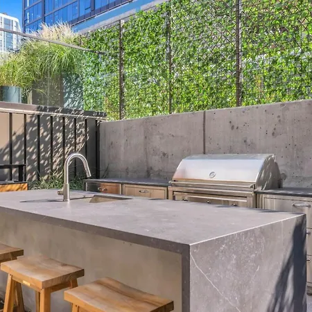 The Stage In Downtown W Pool/gym | Walk To Broadway *