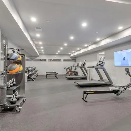 The Stage In Downtown W Pool/gym | Walk To Broadway Holiday home *