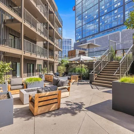 Holiday home The Stage In Downtown W Pool/gym | Walk To Broadway