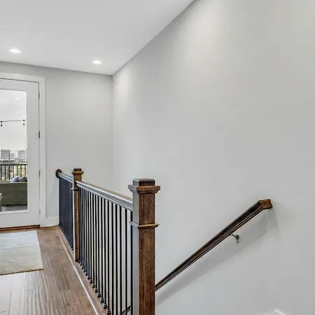 New Luxe 4br 12 Beds - Roofdeck Views - Chefs Kitchen Holiday home *