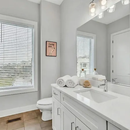 New Luxe 4br 12 Beds - Roofdeck Views - Chefs Kitchen