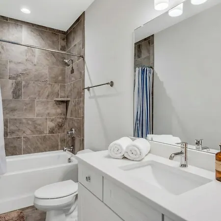 New Luxe 4br 12 Beds - Roofdeck Views - Chefs Kitchen Nashville