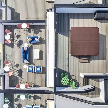 Holiday home New Nash Eras - Rooftop Decks With Hot Tub - 15 Beds