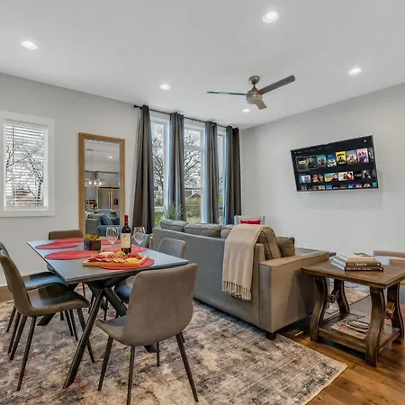 New Luxe 4br 12 Beds - Roofdeck Views - Chefs Kitchen Holiday home *