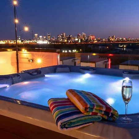 New We Roll Rooftop - Hot Tub With Views - 13 Beds Holiday home