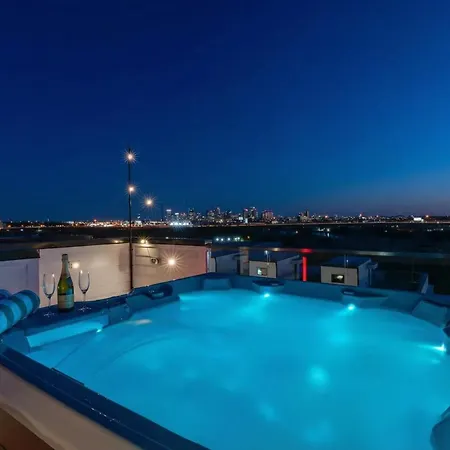 New We Roll Rooftop - Hot Tub With Views - 13 Beds *