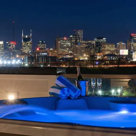 New We Roll Rooftop - Hot Tub With Views - 13 Beds Holiday home Nashville