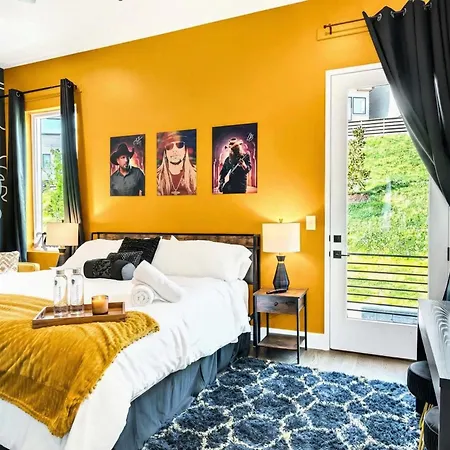 New We Roll Rooftop - Hot Tub With Views - 13 Beds Holiday home Nashville