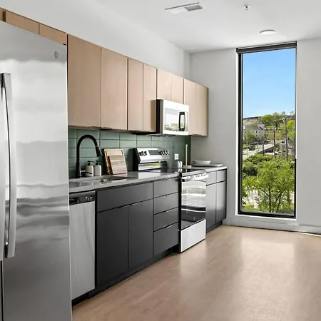 Apartment Stylish Retreat Near Downtown