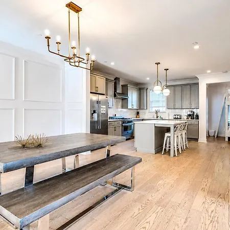 4br Oasis With Rooftop Skyline Views Holiday home