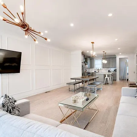 Holiday home 4br Oasis With Rooftop Skyline Views