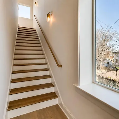 Holiday home 4br Oasis With Rooftop Skyline Views *