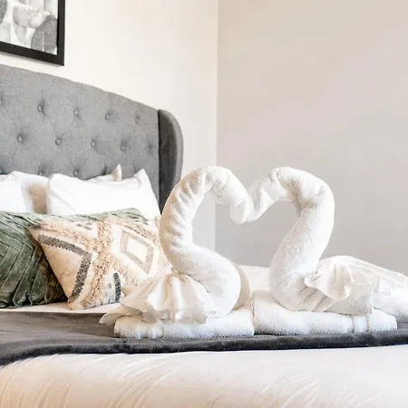 Holiday home 4br Oasis With Rooftop Skyline Views *