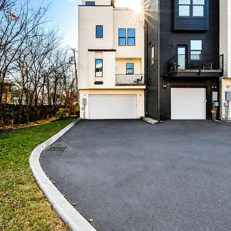 Holiday home 4br Oasis With Rooftop Skyline Views Nashville