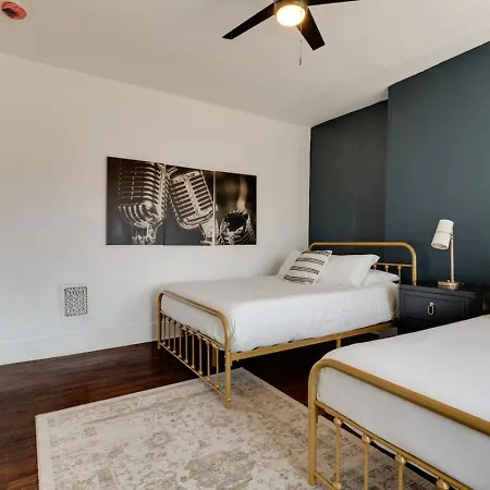 Historic Music Loft Sleeps 8, Near Broadway Apartment