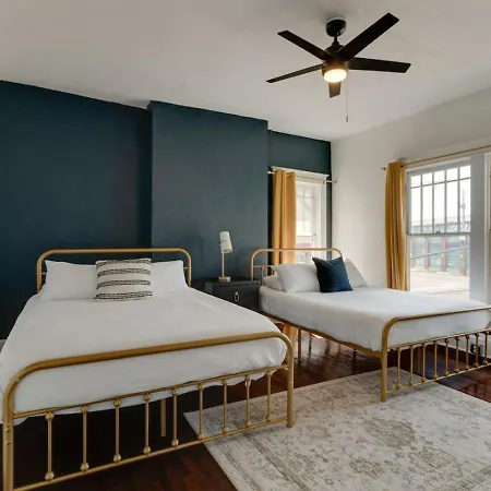 Apartment Historic Music Loft Sleeps 8, Near Broadway