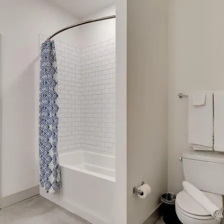 Spacious 2br Retreat, Near The Gulch Apartment *