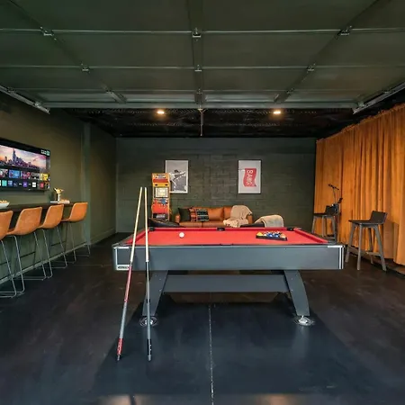 Holiday home Rooftop Hot Tub Views Pac-man Pool Table Nashville