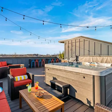 Hot Tub Poker Pool Table & Rooftop Mls View Nashville