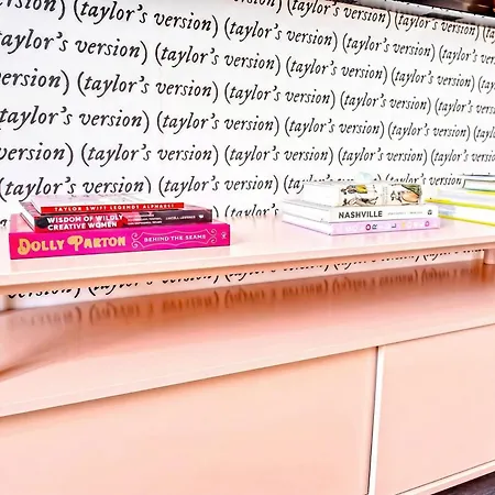 Taylor Swift Inspired Hot Tub Rooftop Deck Views Holiday home