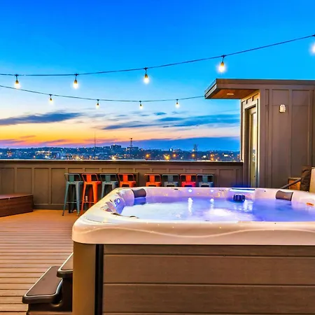 Luxury Hot Tub & Rooftop Deck Downtown * Nashville