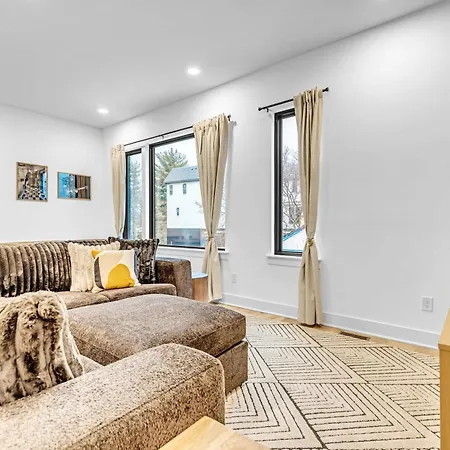 Luxury Hot Tub & Rooftop Deck Downtown *