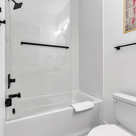 Luxury Hot Tub & Rooftop Deck Downtown Holiday home Nashville