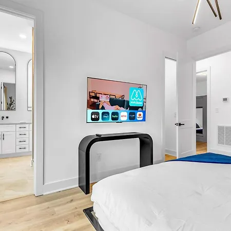 Luxury Hot Tub & Rooftop Deck Downtown Holiday home Nashville
